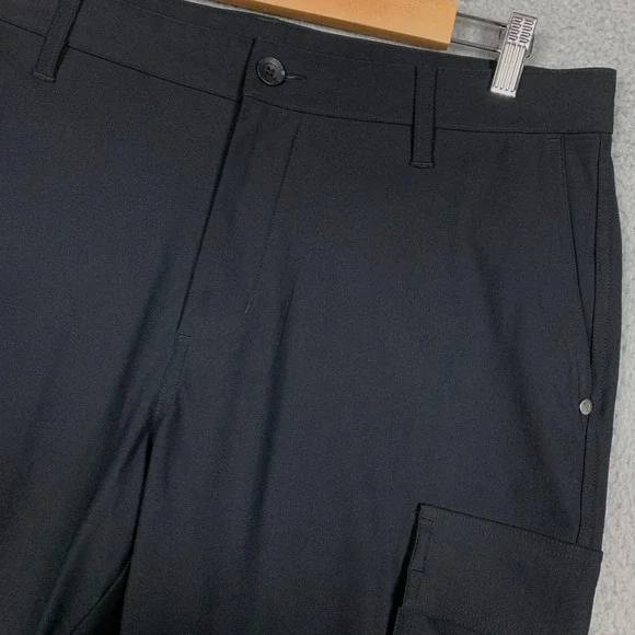 Vuori Meta Cargo Pants Men's 33 x 30 Black Performance VersaLife Stretch Travel
